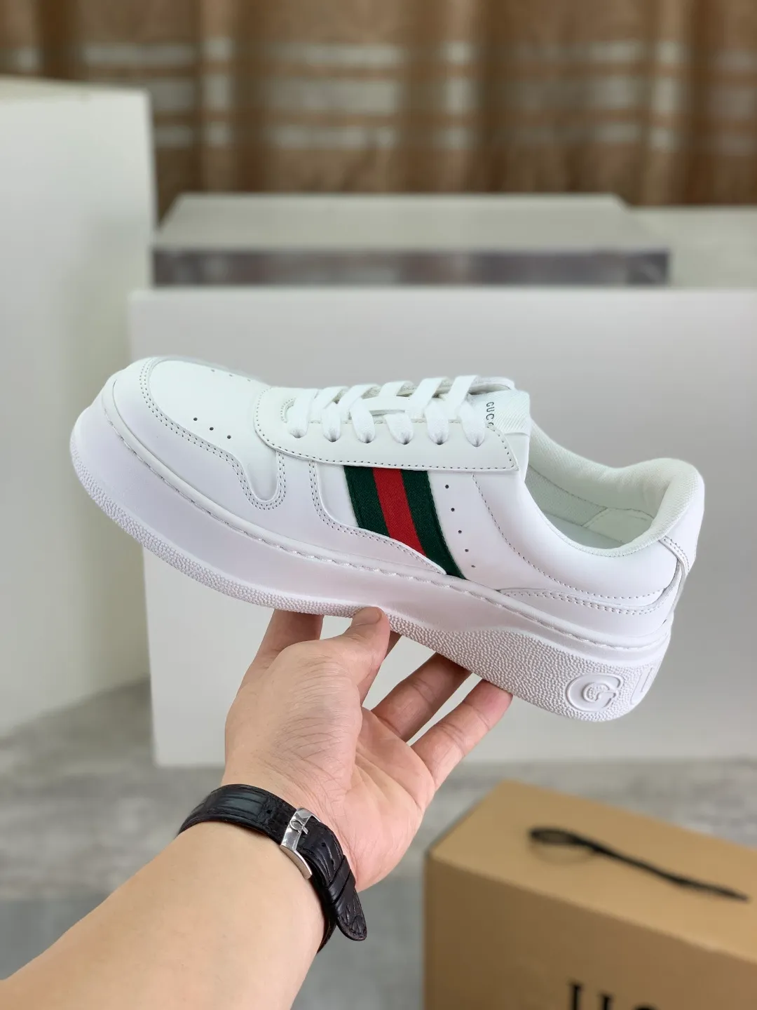 Men's shoes 💰P600 new GUCCI high version 🆕New series, 👫couple biscuit shoes, thick-soled sneakers, these are really comfortable, super light, comfortable and versatile, 👍a must-have item, this item is full of fun retro flavor. G’s new series continues to seek inspiration from daily life in other eras and incorporates the essence of current design to create refreshing designs. This sneaker is made of GG printed canvas and decorated with the classic double G monogram pattern, highlighting the profound connotation of the brand logo. GG printed embossed leather, glossy leather details, 5cm taller, instantly enhances your aura when worn! (With a complete set of packaging bags) Airplane box Size: 35-45
